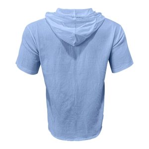 Vue arrière d'une chemise à capuche bleu clair montrant la texture du tissu respirant