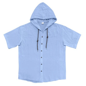Détail d'une chemise à capuche à manches courtes bleu clair avec cordon et boutons en lin