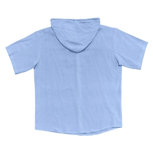 Detalle de camisa de manga corta con capucha azul claro con textura de lino y algodón