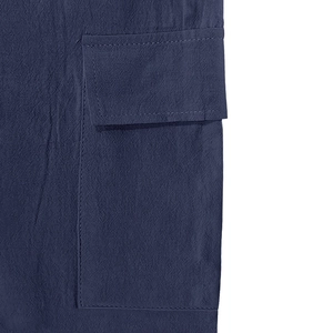Detailansicht der Cargo-Tasche an atmungsaktiven, dunkelblauen Leinen-Shorts