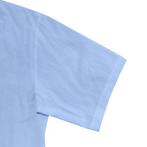 Detalle de camisa azul claro con costuras dobles reforzadas y textura de la tela