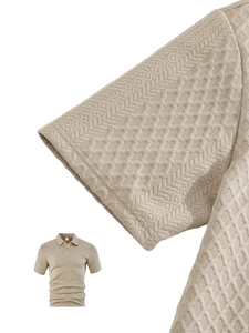 Textura detallada del polo caqui con sofisticado tejido jacquard 3D tipo gofre