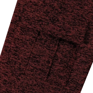 Dettaglio del tessuto in maglia melange bordeaux con una tasca con patta sulla felpa da uomo