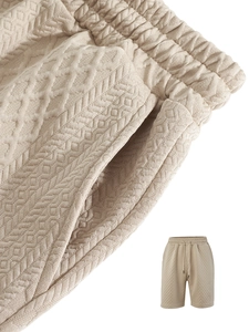 Primer plano de pantalones cortos de punto beige con textura de rombos y cintura elástica
