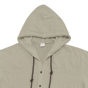 Primer plano de camisa de algodón beige con capucha, cordones trenzados y botones retro