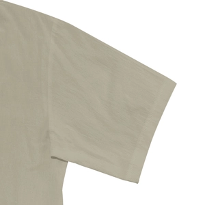 Detalle de la manga corta con costura de doble aguja en camisa casual de color caqui