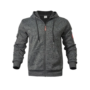 Dettaglio della felpa grigia da uomo con texture del tessuto e accenti di zip rosse
