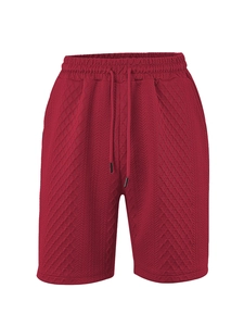 Detalle de pantalones cortos rojos acolchados con cordón elástico y tejido texturizado