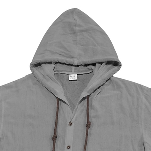 Detalle de sudadera gris de manga corta con textura 100% algodón y botones de madera