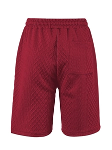 Detalle de pantalones cortos burdeos con cintura elástica y bolsillo trasero
