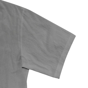 Detalle de la manga de una camisa gris casual con textura de lino y algodón transpirable