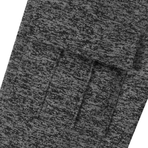 Dettaglio del tessuto grigio mélange e di una tasca cargo sui pantaloni sportivi casual