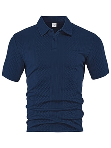 Detalle de polo azul marino con punto jacquard texturizado y cuello clásico con botones