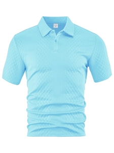 Detalle de polo azul claro con tejido de punto gofrado y cuello con botones clásicos