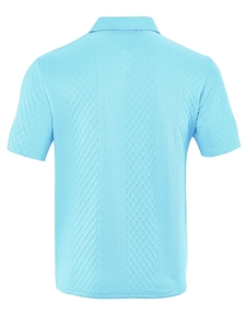 Primer plano del polo azul claro con textura jacquard geométrica de alta calidad