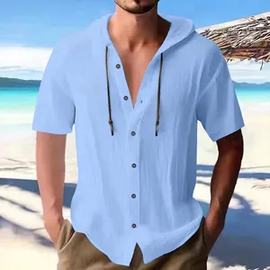 Lichtblauw linnen herenhemd met korte mouwen en capuchon voor zomerse strandstijl