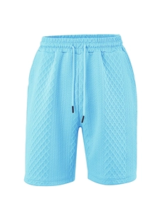 Detalle de pantalones cortos azul claro con tejido de rombos y cintura con cordón