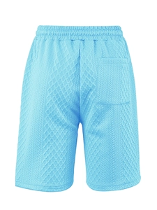 Detalle de los pantalones cortos azul claro con textura jacquard y cintura elástica