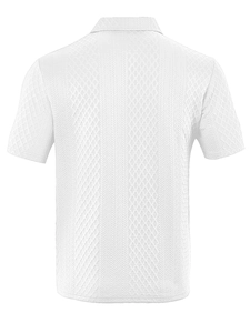 Vista trasera detallada del polo blanco para hombre con textura de punto jacquard geométrico