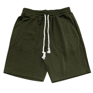 Detail der dunkeloliven Waffelstrick-Shorts mit weißem Kordelzug und elastischem Bund