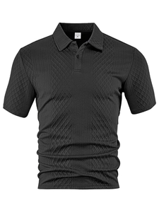 Detalle de polo negro con tejido jacquard de diamantes geométricos y cuello clásico