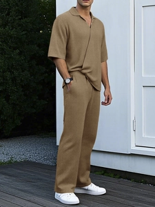Detailansicht der khakifarbenen Stricktextur des Herren-V-Ausschnitt-Polo-Sets