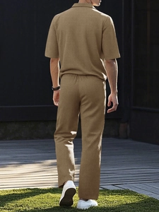 Rückansicht der khaki-gerippten Stricktextur von Herren-Polohemd und langer Hose
