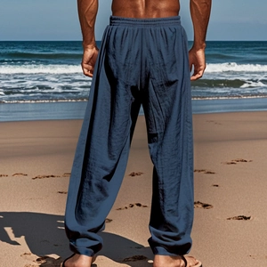 Dettaglio dei pantaloni di lino blu navy da uomo con vita elastica e tessuto leggero