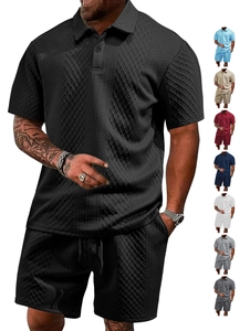 Detalle de textura de diamante y cordón en conjunto negro de polo y pantalones cortos