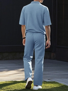 Rückansicht des hellblauen Herren-Freizeitsets mit Waffelstrick, Polo und Hose
