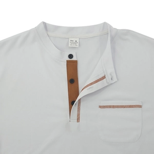 Détail d'un t-shirt Henley blanc avec patte contrastée marron et texture de poche poitrine