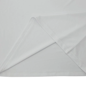 Détail de la couture double sur l'ourlet d'un polo blanc en maille respirante pour homme