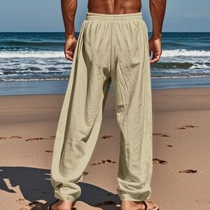 Vista posteriore dei pantaloni in lino cachi da uomo su una spiaggia soleggiata estiva