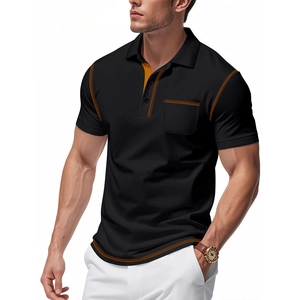 Detail eines schwarzen Herren-Poloshirts mit orangefarbenen Kontrastnähten und Knopfleiste