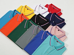 Vue à plat de polos à manches courtes multicolores avec détails de col rayé