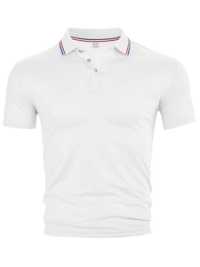 Détail d'un polo blanc montrant l'étiquette taille M, tissu polyester et col à rayures