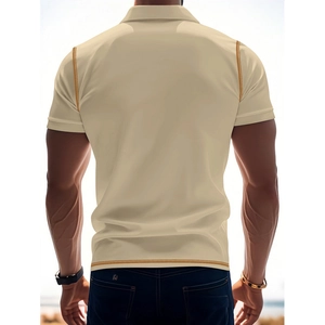 Detail van beige polo met korte mouwen en oranje contraststiksels op het rugpand van het shirt