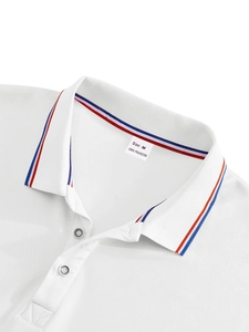 Détail macro du col polo blanc avec rayures tricolores et texture en maille piquée respirante