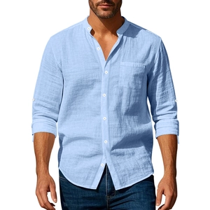 Dettaglio di camicia in lino azzurro con collo alla coreana e taschino sul petto