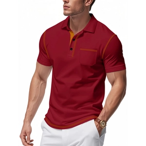 Detail van bordeaux polo met contrasterende gele stiksels en borstzakje
