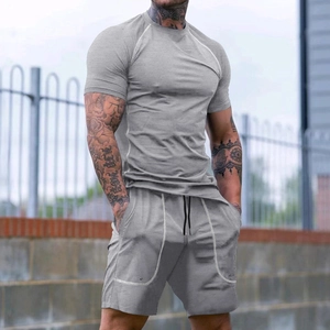 Ensemble de sport gris pour homme avec t-shirt à manches raglan et short assorti