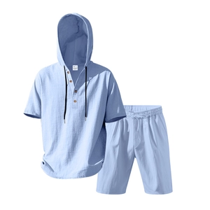 Dettaglio del set in lino celeste con scollo a V, bottoni e cappuccio con coulisse