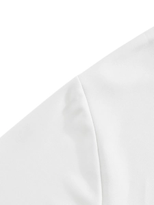 Détail de la texture du tissu piqué blanc et des coutures lisses sur l'épaule du polo