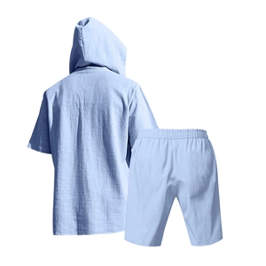 Vista posteriore del completo uomo in lino celeste con dettagli su tessuto e pantaloncini