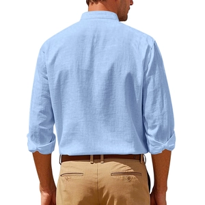 Vista posteriore di una camicia in lino azzurra con colletto alla coreana per uomo
