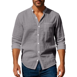 Dettaglio di camicia in lino grigio con collo alla coreana e taschino sul petto
