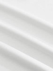 Gros plan d'un tissu en maille respirant blanc mettant en relief la texture et les fibres