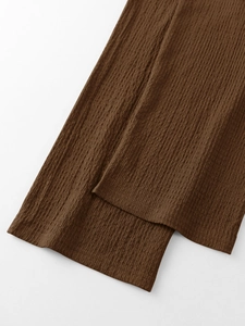 Detail der braunen Plisseestoff-Struktur und des Saums der leichten Herren-Freizeithose