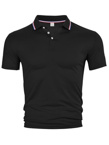 Détail du col polo noir avec rayures tricolores et trois boutons de perles