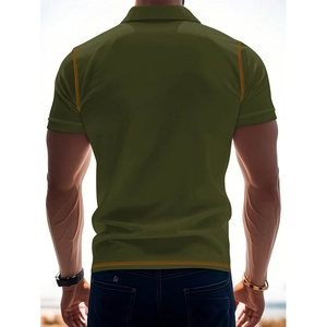 Rückansicht eines olivgrünen Poloshirts mit orangefarbenen Kontrastnähten und schmaler Passform